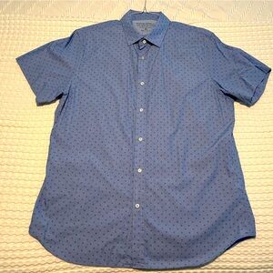 Banana Republic Luxe Stretch Poplin. Short Sleeve Button Down. XL. Lighter Blue